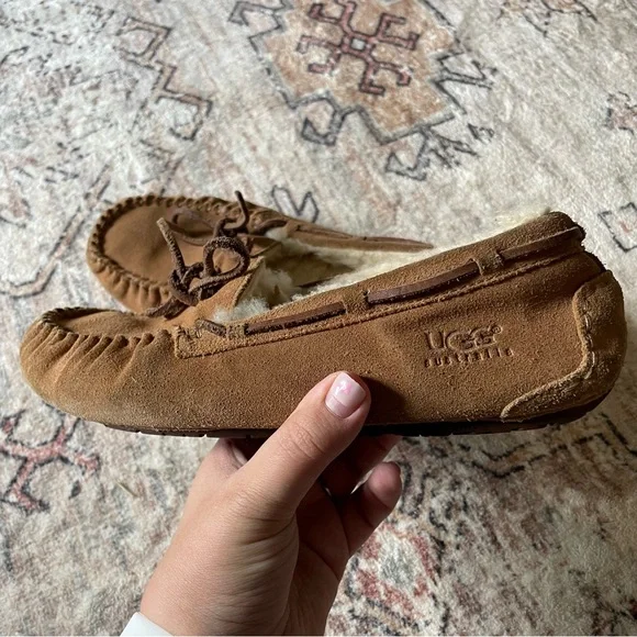 UGG Dakota Leather Moccasin Slippers in Chestnut Women’s Size 6 GUC - Picture 8 of 11